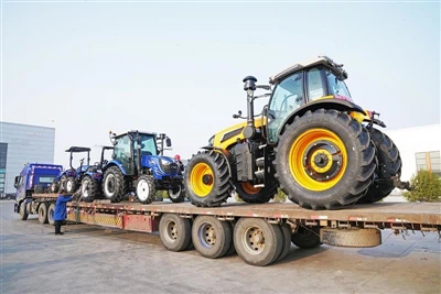 De Sadin-tractoren, Lapuda-laders, graafmachines, graaflaadmachines en andere...